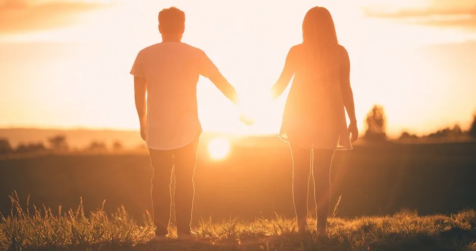 venus opposite venus synastry - people, holding hands, sunset